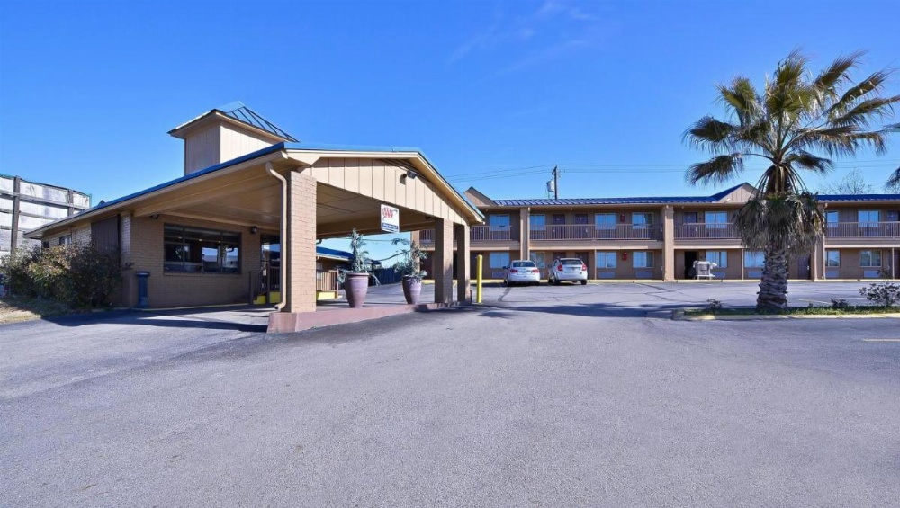 Xecutive Inn and Suites Image 7