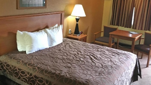 Xecutive Inn and Suites image 4